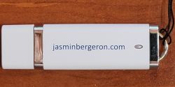 Clé USB qui contient notamment la conférence audio "L'effet WOW" de Jasmin Bergeron